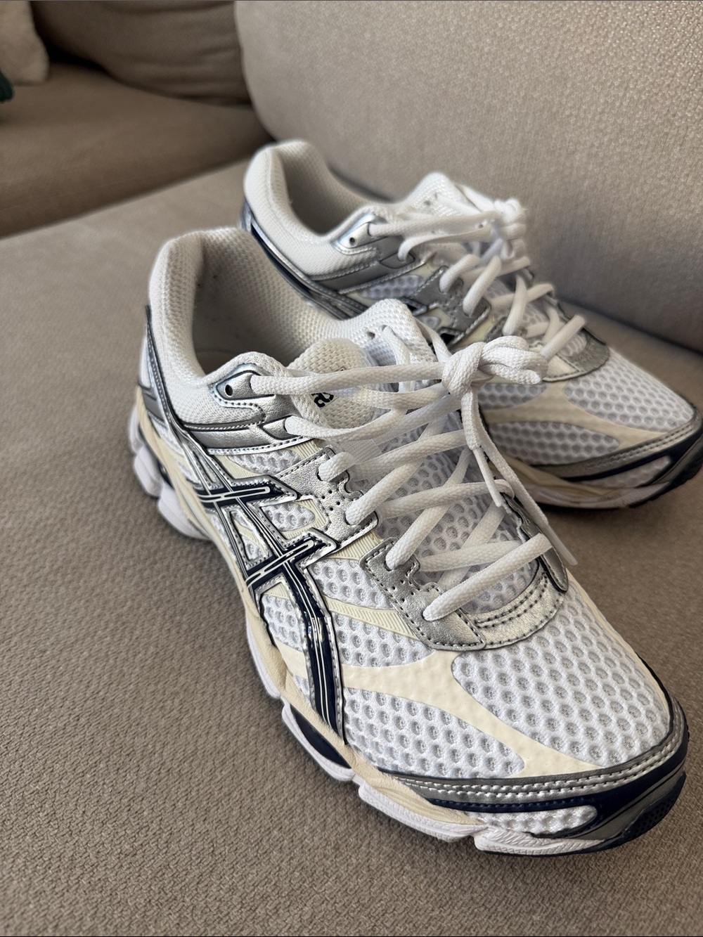Asics Gel Cumulus 16 Sneakers White Midnight Navy and Cream Accents